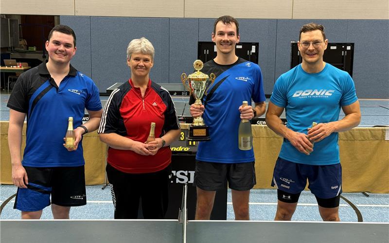 Tim Holzapfel (Zweiter von rechts) feiert seine Premiere als Vereinsmeister. GB-Foto: Holzapfel