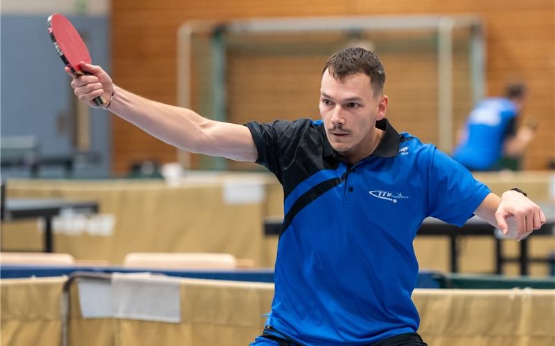 Tim Holzapfel überraschte im Duell gegen Thomas Krammer. GB-Foto: Vecsey