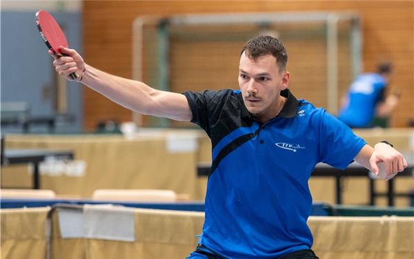 Tim Holzapfel überraschte im Duell gegen Thomas Krammer. GB-Foto: Vecsey