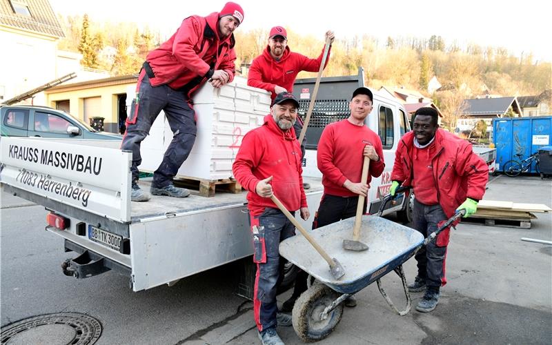 Tim Krauss (auf der Transporter-Pritsche rechts) engagiert sich mit seinem Team von Krauss Massivbau seit etlichen Monaten an langen Wochenenden für Betroffene des Ahrtal-Hochwassers. GB-Foto: Holom