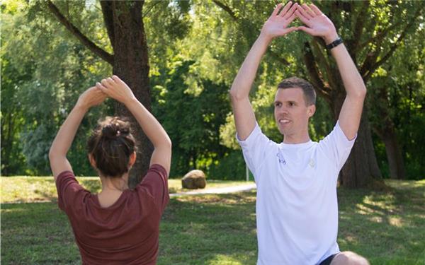 Tim Ruoff beim Training: „Ich will den Leuten dabei helfen, den eigenen Körper wieder zu spüren.“ GB-Foto: gb