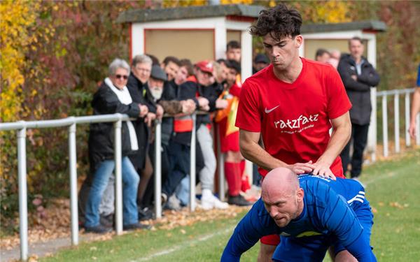 Tim Stark (rot) hat nach dem Wechsel aus der Jugend keine Probleme mit der Gangart bei den Aktiven. GB-Foto: Vecsey