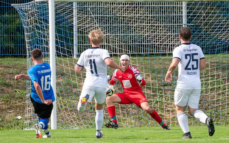 Tim Widmann (links) trifft zum 2:0 für den TV Nebringen. GB-Foto: Vecsey