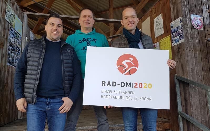 Stadion wird zum Nabel des deutschen Radsports Timo Dreher von der Freunde Eventagentur (von links), RSV-Chef Stefan Halanke und Gäufeldens Bürgermeister Benjamin Schmid freuen sich auf die DM GB-Foto: gb
