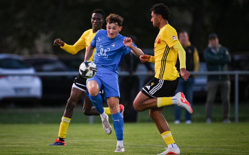 Timo Kircher (am Ball) gegen Aris Khan (rechts): Altinger Stürmer erzielt die verdiente 1:0-Führung. GB-Foto: Markus Ulmer
