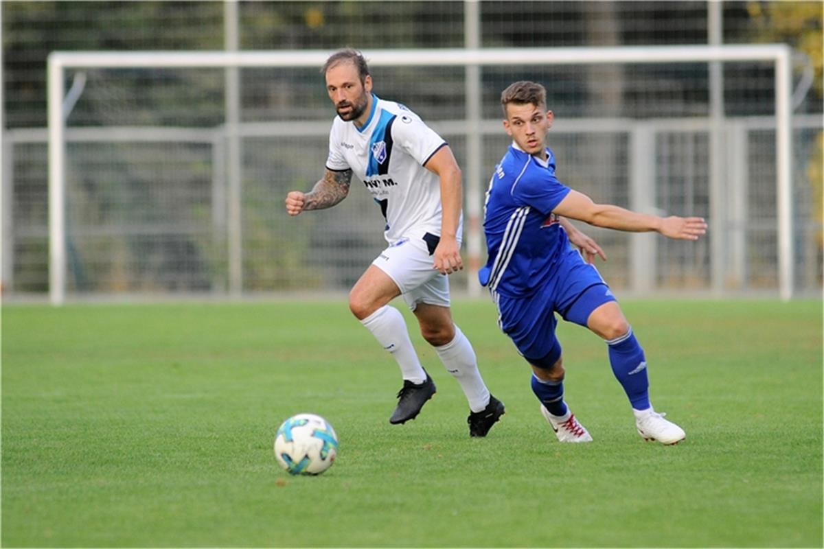 Timo Krauß (VfL Sindelfingen #19) gegen Patrick Milchraum (FSV 08 Bissingen #26)...