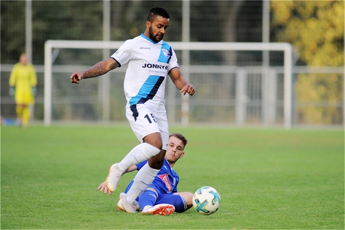 Timo Krauß (VfL Sindelfingen #19) gegen Pierre Williams (FSV 08 Bissingen #15)  ...