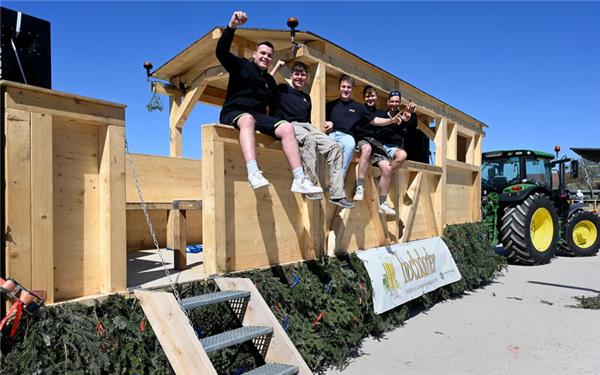 Timo Läpple, Niklas Keck, Lenny Süßer, Falco Strohäker und Linus Pauschert starten zum ersten Mal mit ihrem selbst gebauten Maiwagen in den Feiertag. GB-Foto: Holom