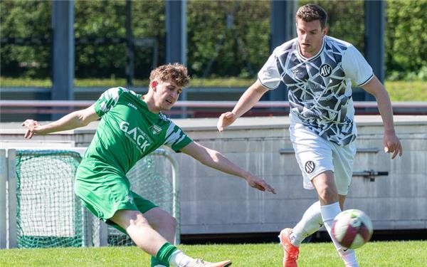 Timo Leber (links) und der VfL Herrenberg boten dem Tabellenführer ASV Botnang mit Philipp Detloff (rechts) Paroli. GB-Foto: Vecsey