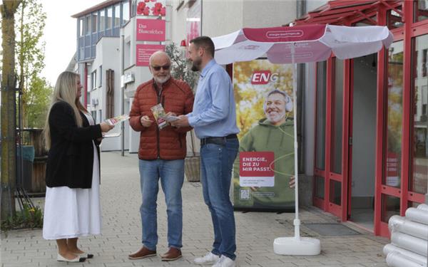 Timo Möbes (rechts) und Nicola Sojka informieren über die neuen Angebote. GB-Foto: Bäuerle