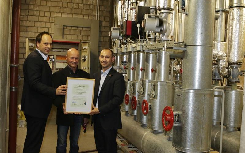 Vorreiterrolle mit dem „SmartRathaus“ Timo Nußbaum, Leiter des Amts für Gebäudemanagement (von links), Norbert Borm, technischer Energiemanager, und OberbürgermeisterDr. Stefan Belz, Böblingen (hier in der Heizzentrale des Böblinger Rathauses) wollen ausloten, wie viel Energie sich mit intelligenten Maßnahmeneinsparen lässtGB-Foto: Bäuerle