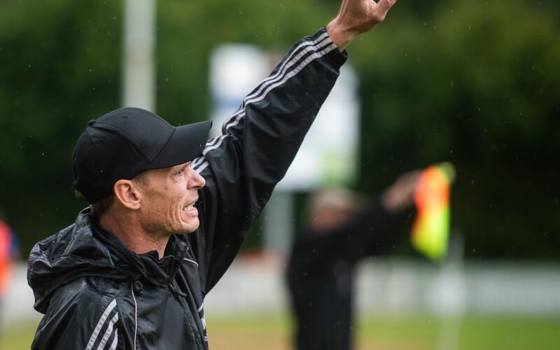 Timo Sauer macht als Trainer am Spielfeldrand auf sich aufmerksam. GB-Foto: Schmidt