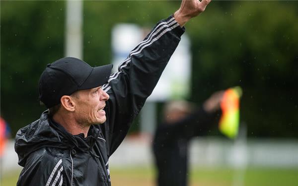 Timo Sauer macht als Trainer am Spielfeldrand auf sich aufmerksam. GB-Foto: Schmidt