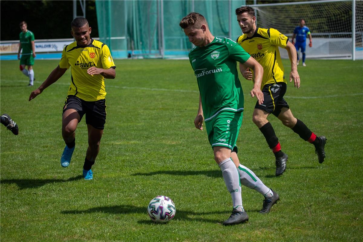 Tobias Haux (SV 03 Tuebingen #29), Daniel Betz (VfL Herrenberg #22) und Adrian R...