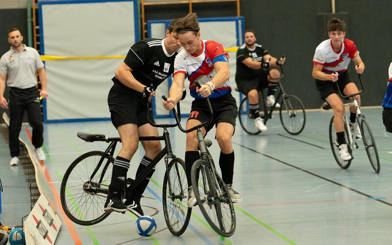Tobias Herczeg (RSV Waldrems, links) wird von RVG-Kapitän Jannes Müller bedrängt. GB-Foto: Eibner/Manuel Flierl