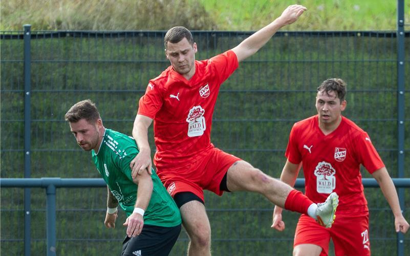 Tobias Tauber (Mitte, im Zweikampf mit Deckenpfronns Timo Schwarz): Es entscheiden oftmals Kleinigkeiten. GB-Foto: Vecsey