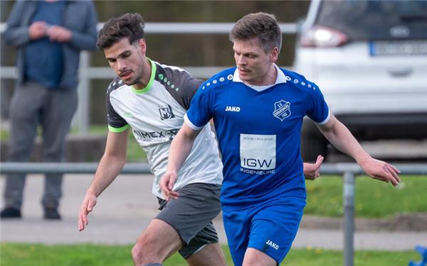 Tobias Vogel (rechts, gegen Maichingens Kapitän Yannick Fellner): SV Oberjesingen war in der ersten Halbzeit über weite Strecken von der Rolle. GB-Foto: Vecsey