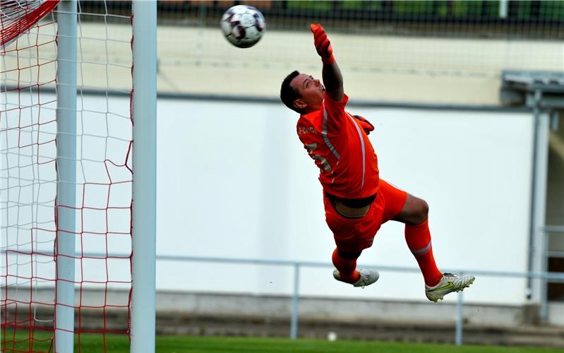 Tolle Parade – aber einer von fünf Gegentreffern für TVG-Keeper JacekBednarz in der zweiten Halbzeit GB-Foto: Gebhardt