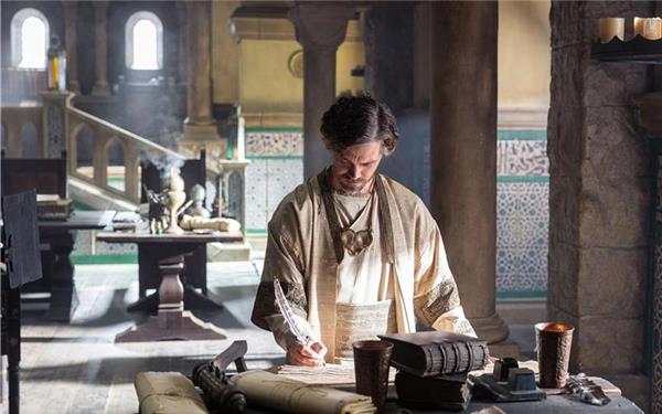 Tom Payne schlüpft auch in der Fortsetzung „Der Medicus 2“ wieder in die Rolle des Mediziners Rob Cole. GB-Foto: Constantin Film