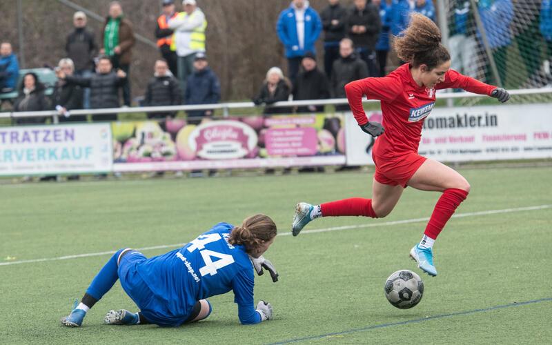 Toreschießen leicht gemacht: Beim 3:0 durch Daniela Schwarz (rechts) war VfL-Torhüterin Emma Knies machtlos. GB-Foto: Schmidt