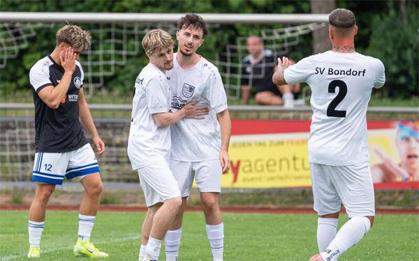 Torjubel: So sehen die Fans des SV Bondorf ihr Team am liebsten. GB-Fotos: Vecsey