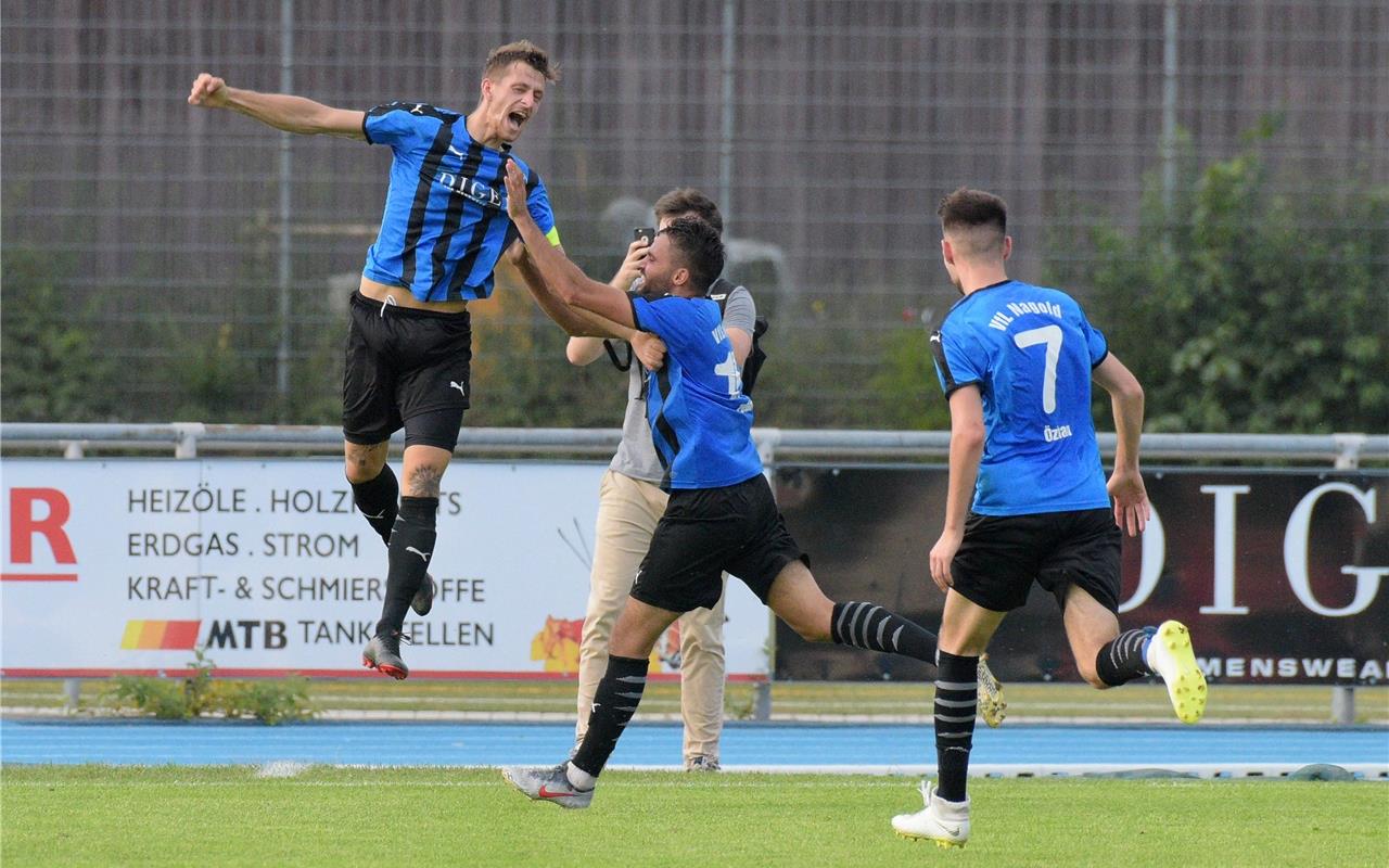 Torjubel zum 3:1 durch Luca Kravoscanec (VfL Nagold #11)  Fussball, Maenner, Pok...