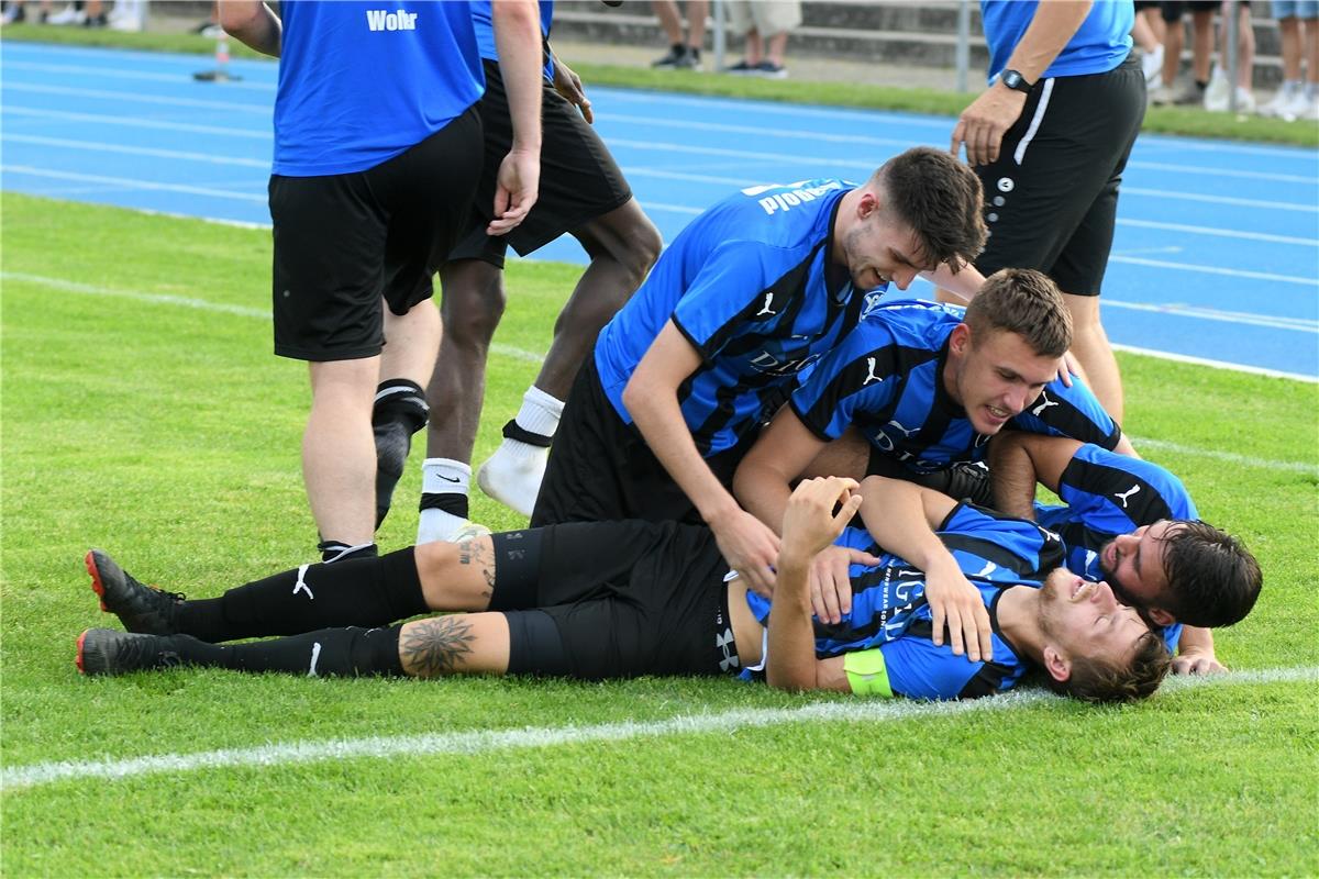 Torjubel zum 3:1 durch Luca Kravoscanec (VfL Nagold #11)  Fussball, Maenner, Pok...