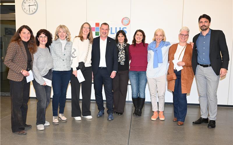 Torsten Widmann (Mitte) zeichnete die Damen 50 (Jana Burdorf, Chris Beyl, Carola Schnell, Britta Machnik, Bettina Lentz, Doris Kaiserauer, Simone Brodte und Astrid Stratmann) des TC Gärtringen aus, die als Meister der Südwest-Liga den Aufstieg in die Regionalliga Südwest schafften und die damit im nächsten Sommer in der höchsten Spielklasse dieser Altersgruppe antreten. GB-Foto: Reichert