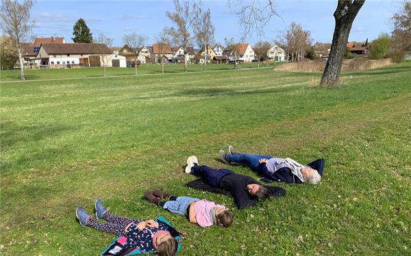 Träumereien beim Wiesenbaden (gesehen in Rohrau) GB-Foto: Bäuerle