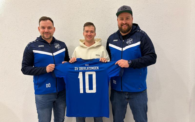 Trainer Dennis Özkan (links) und der Sportliche Leiter Sascha Deckers (rechts) nehmen den zukünftigen, spielenden Co-Trainer Timo Franke in die Mitte. GB-Foto: Zvizdiç