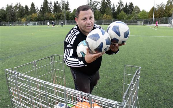 Trainer Fazli Köktas packt am Ende seine Sachen beim FC Gärtringen zusammen. GB-Foto (Archiv): Holom