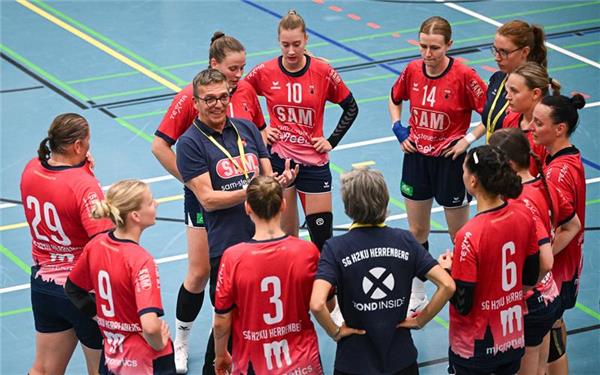 Trainer Heiko Fleisch hat unübersehbar Spaß an der Arbeit mit den Kuties. GB-Foto: Ulmer