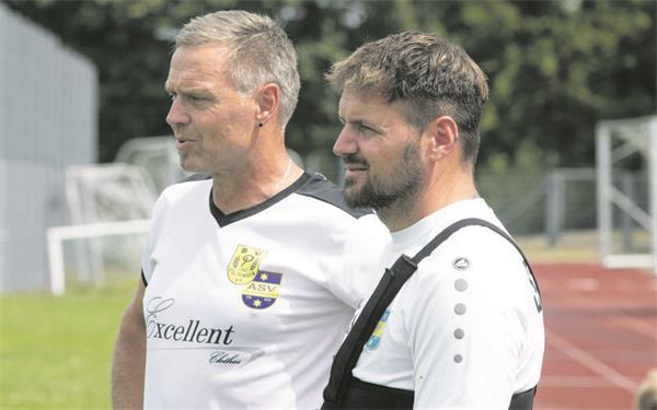 Trainer Jörg Eyth (links) und sein Co Fabian Grammer haben wieder viel vor mit der SG Poltringen/Pfäffingen. GB-Foto: Schmidt