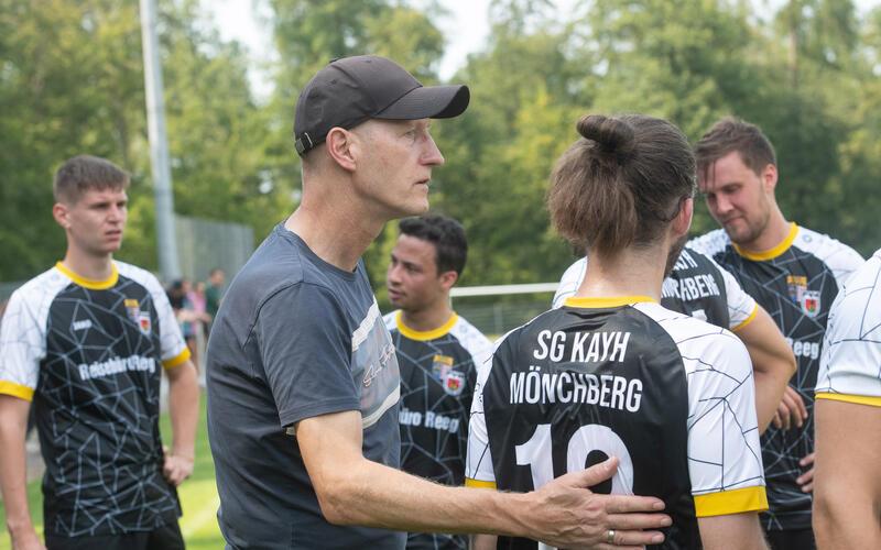 Trainer Jürgen Axt (links) beim Testspiel der neu gebildeten Spielgemeinschaft Kayh/Mönchberg gegen den SV Rohrau: „Das Miteinander ist aus meiner Sicht schon gegeben.“ GB-Foto: Schmidt