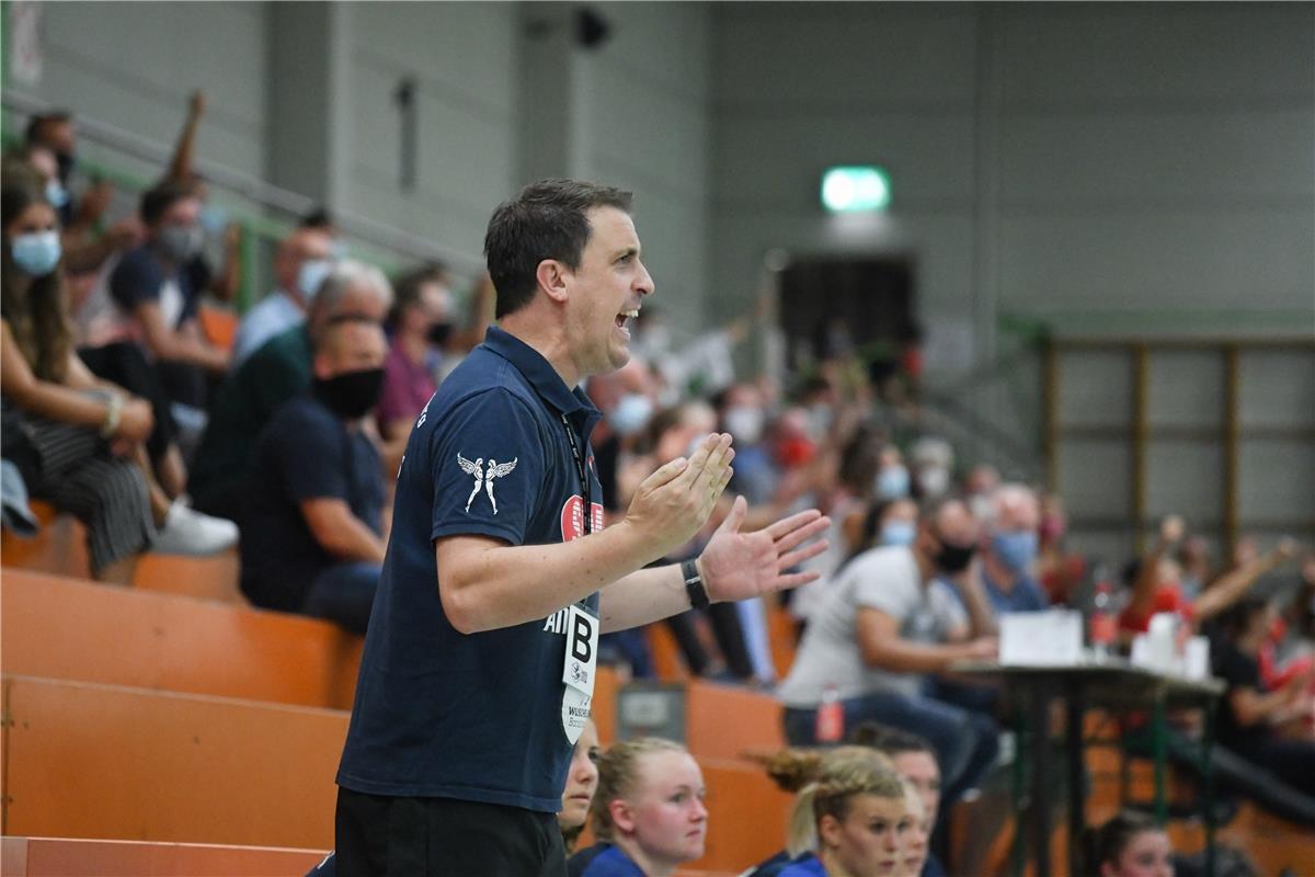 Trainer Mike Leibssle (SG H2KU Herrenberg) feuert sein Team an, HSG Freiburg Red...