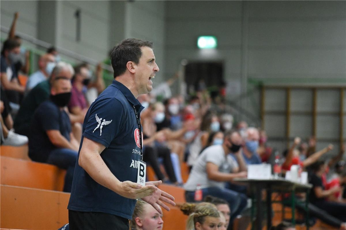 Trainer Mike Leibssle (SG H2KU Herrenberg) feuert sein Team an, HSG Freiburg Red...