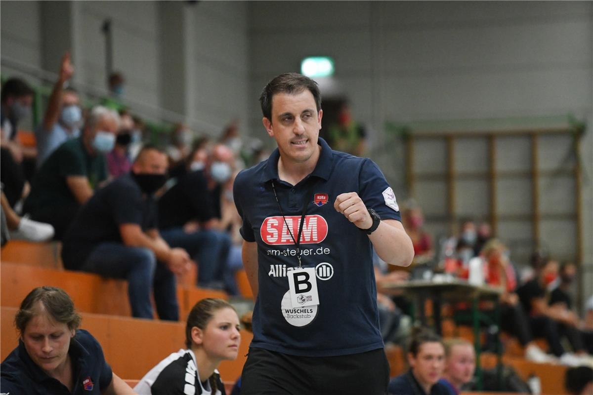 Trainer Mike Leibssle (SG H2KU Herrenberg) freut sich, HSG Freiburg Red Sparrows...