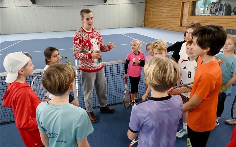 Trainerin Klara Vuckovic von der Fallert Tennis Academy mit den Teilnehmern eines Nachwuchsturniers beim TC Herrenberg. GB-Foto: Holom