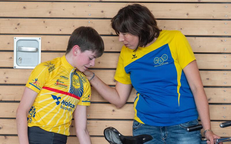 Trainerin Yvonne Wörner und ihr Schützling Aaron Klär gehen die Auftaktveranstaltungen im Juniorenbereich erst mal behutsam an. GB-Foto: Vecsey