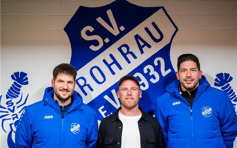 Trainerverlängerung beim SV Rohrau mit (von links) Matthias Mang, Marcel Heller und Björn Holz. GB-Foto: gb