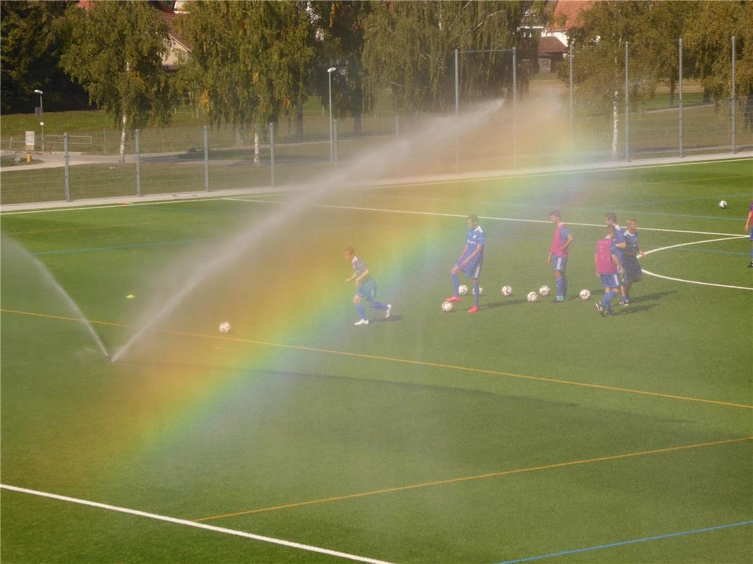 Training findet in Rohrau unterm Regenbogen statt, wie Hans-Joachim Borowy zu be...