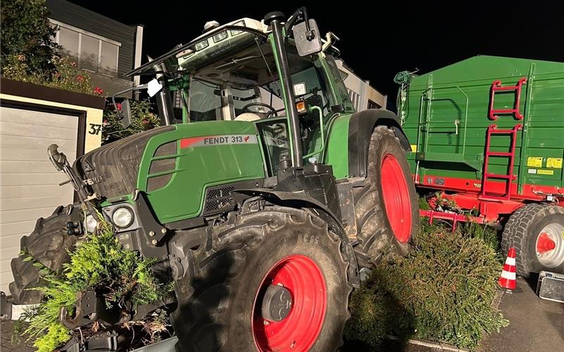 Traktor und Anhänger beschädigen in Oberjesingen Straßenbeleuchtung und mehrere Autos