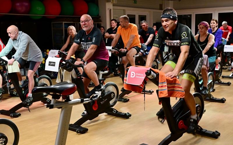 Traten für einen guten Zweck in die Pedale: die vielen Teilnehmer beim Spendenmarathon von Gym-24. GB-Fotos: Holom