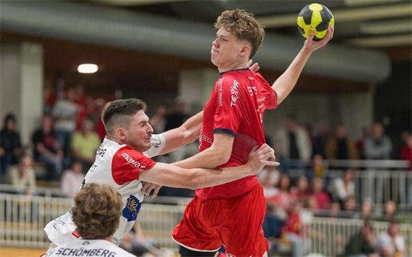 Treffsicher: Lennart Lohrer (am Ball) sprang zumeist eine Etage höher als seine Gegenspieler. GB-Foto: Eibner/Daniele La Rocca
