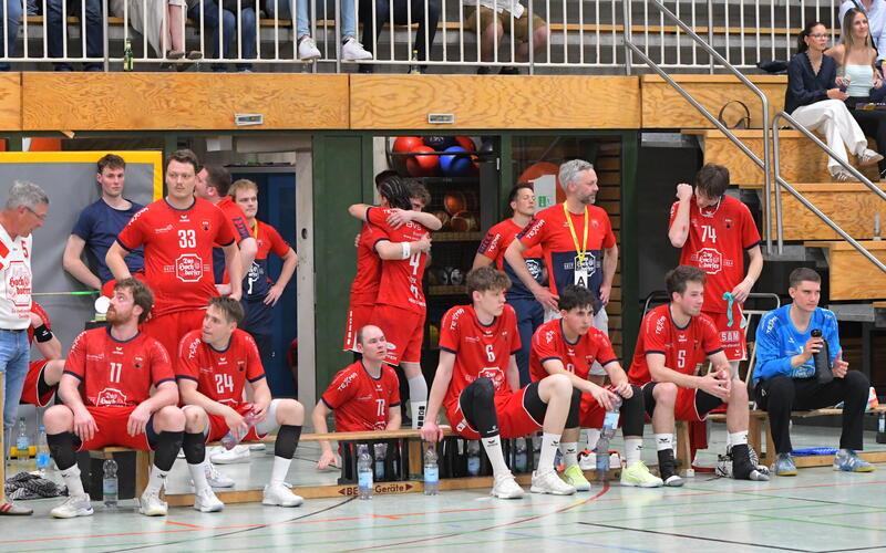 Tristesse pur: Im Hintergrund verschließt ein zutiefst enttäuschter Interimscoach Tim Gauß die Augen, die Blicke der Herrenberger Spieler gehen ins Leere.GB-Foto: Gebhardt