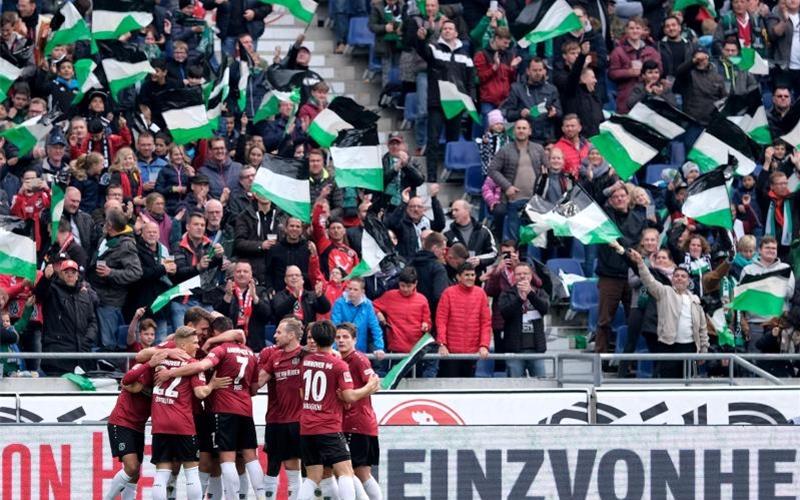 Trotz des Abstiegs wurden die Spieler von Hannover 96 von ihren Fans gefeiert. Foto: