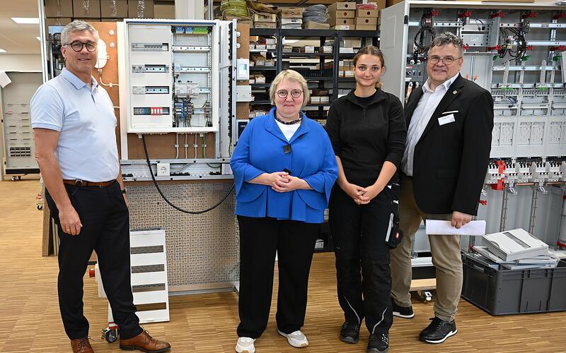 Trotz starker Gegensätze reichte es zu einem freundlichen Foto (von links): Unternehmer Klaus Finger (Elektro-Breitling), Katja Mast (Parlamentarische Staatssekretärin des Bundesarbeitsministeriums), Auszubildende Carolina Maier und Personalchef Jörg Veit (beide Elektro Breitling). Der Sicherungskasten zwischen Klaus Finger und Katja Mast war der praktische Teil der Zwischenprüfung von Carolina Maier. GB-Foto: Reichert