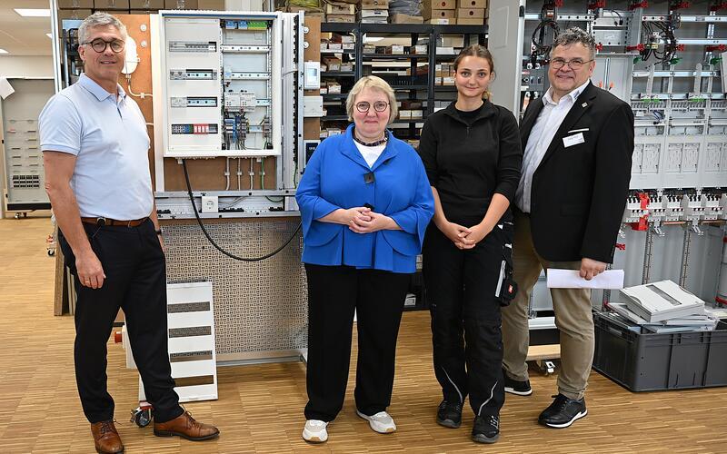 Trotz starker Gegensätze reichte es zu einem freundlichen Foto (von links): Unternehmer Klaus Finger (Elektro-Breitling), Katja Mast (Parlamentarische Staatssekretärin des Bundesarbeitsministeriums), Auszubildende Carolina Maier und Personalchef Jörg Veit (beide Elektro Breitling). Der Sicherungskasten zwischen Klaus Finger und Katja Mast war der praktische Teil der Zwischenprüfung von Carolina Maier. GB-Foto: Reichert