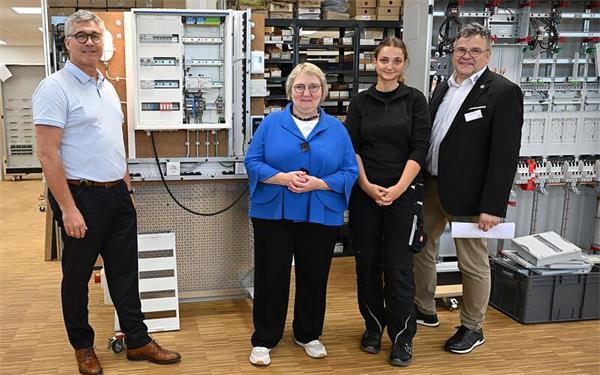 Trotz starker Gegensätze reichte es zu einem freundlichen Foto (von links): Unternehmer Klaus Finger (Elektro-Breitling), Katja Mast (Parlamentarische Staatssekretärin des Bundesarbeitsministeriums), Auszubildende Carolina Maier und Personalchef Jörg Veit (beide Elektro Breitling). Der Sicherungskasten zwischen Klaus Finger und Katja Mast war der praktische Teil der Zwischenprüfung von Carolina Maier. GB-Foto: Reichert