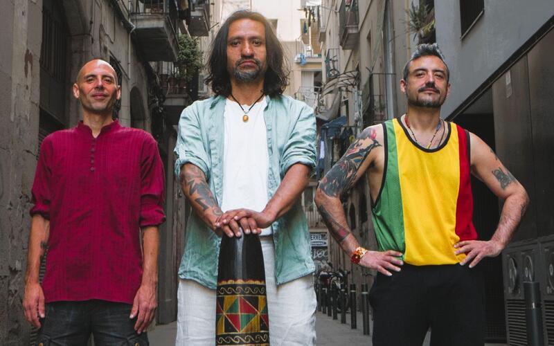 Tübingen – Die in Barcelona ansässige Band Che Sudaka feiert bald ihr 24-jähriges Bestehen und kommt im Rahmen ihrer Nordeuropa-Tour auch nach Deutschland – unter anderem ins Tübinger Sudhaus. Dort tritt sie am Mittwoch, 11. März, um 20 Uhr unter dem Motto „Wir sind Licht“ auf. Der Tourname stammt vom Song „Wir sind Licht“ aus dem Album „20 años“ (2022), das gemeinsam mit Mal Élevé (Irie Révoltés) entstand. Mit einer explosiven, kommunikativen und menschlichen Show verwandelt die Band Che Sudaka ihre Konzerte geradezu in Volksfeste. Ska, Reggae, Cumbia und lateinamerikanische Folklore verschmelzen zu einer klaren Botschaft: Musik als Mittel zur Bewusstseinsbildung. gb/GB-Foto